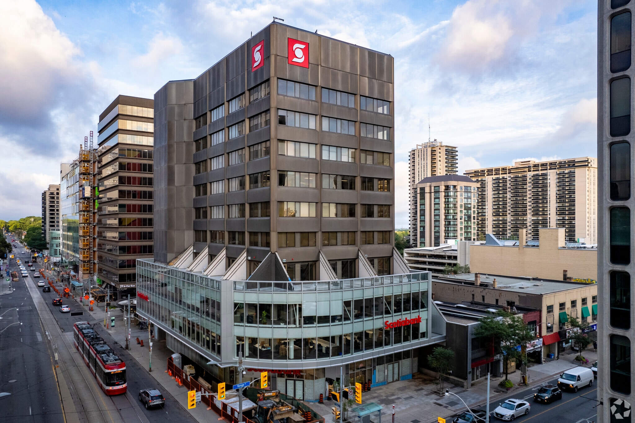 1 St Clair Ave E, Toronto, ON à louer Photo du bâtiment- Image 1 de 4