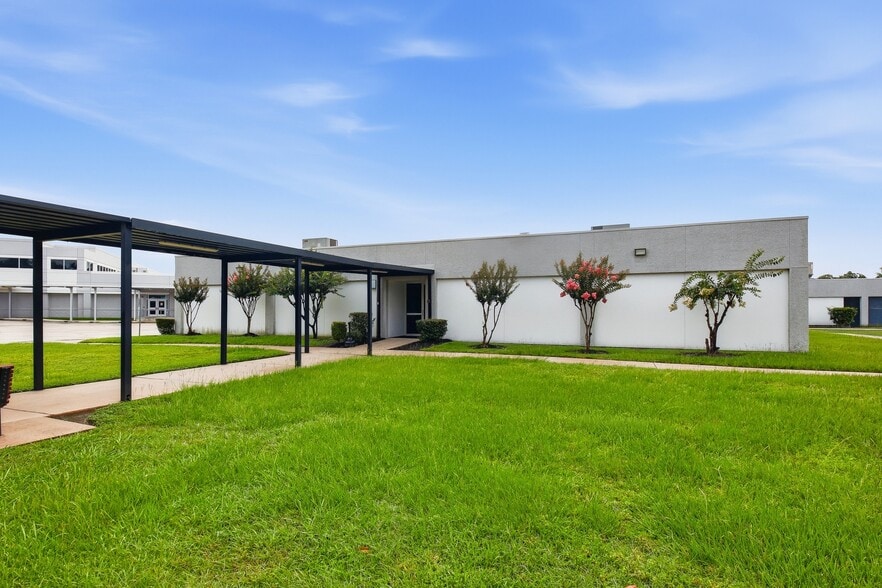 1610 James Bowie Dr, Baytown, TX for lease - Building Photo - Image 3 of 12