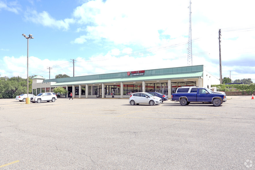 401-417 W Genesee St, Lapeer, MI for lease - Primary Photo - Image 1 of 6