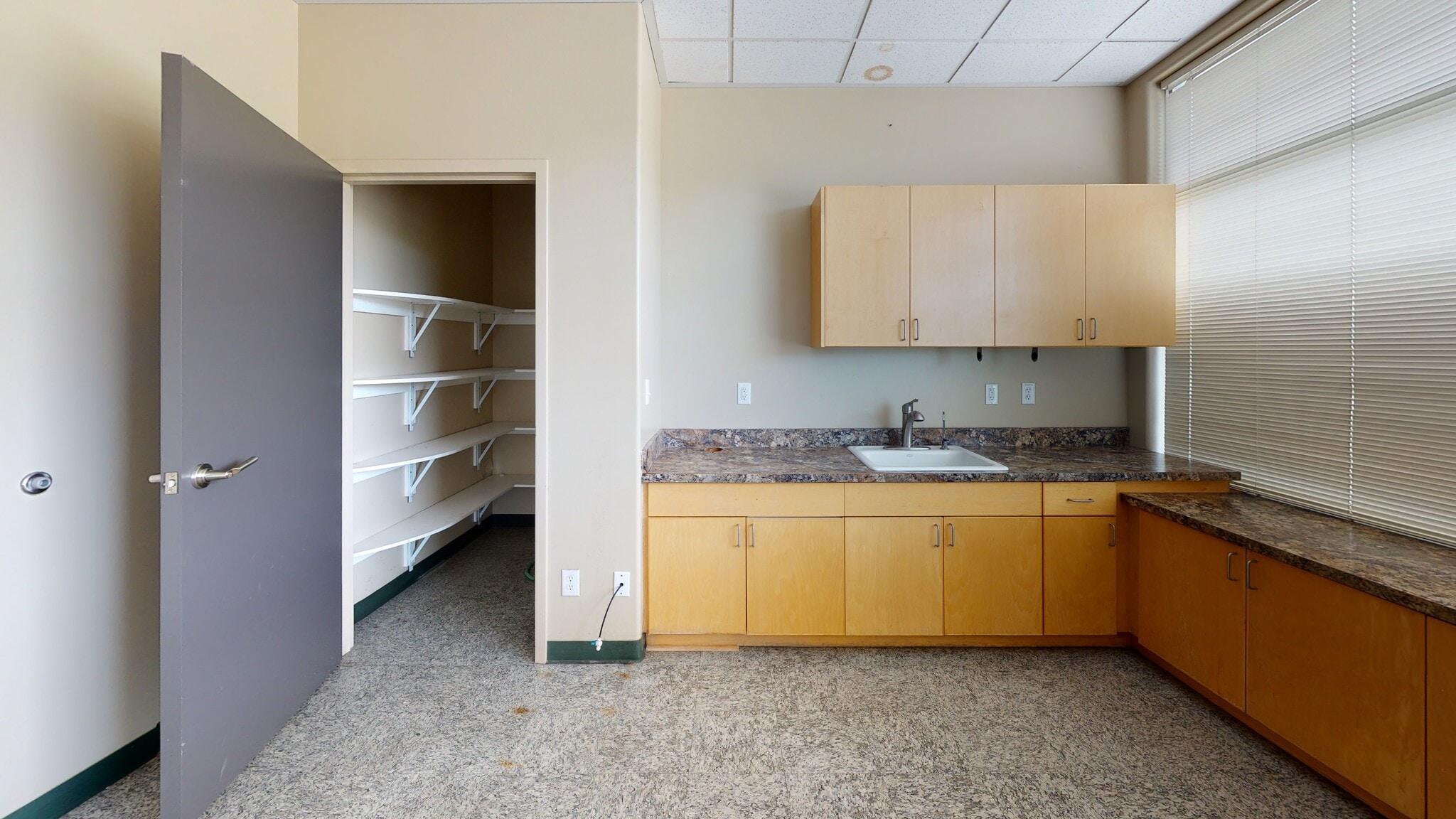 1551 S Renaissance Towne Dr, Bountiful, UT for lease Interior Photo- Image 1 of 5