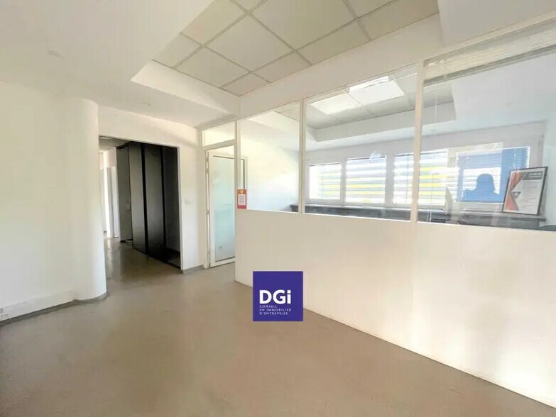 40 Allée Du Mas De Ville, Nîmes for lease - Interior Photo - Image 3 of 5