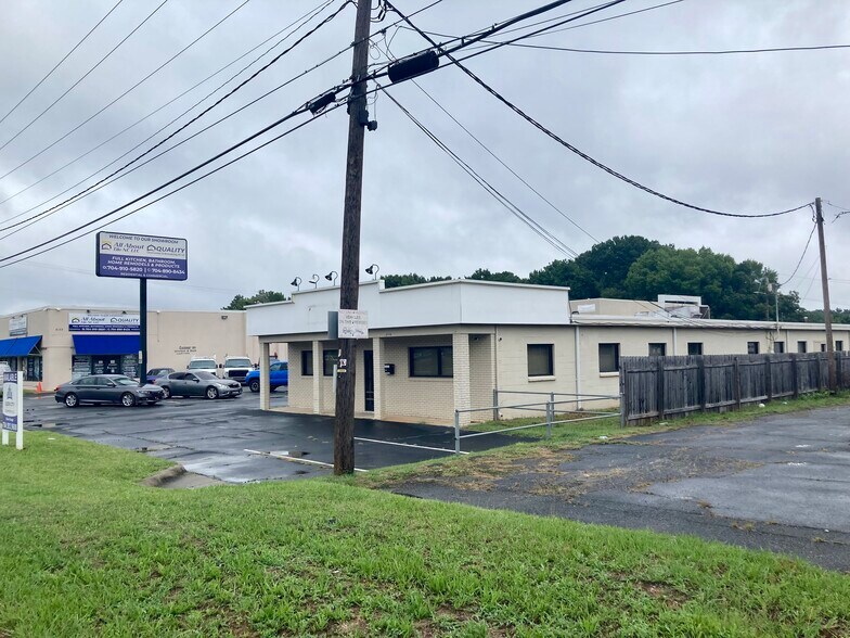 6153-6161 E Independence Assemblage Sale portefeuille de 4 propriétés à vendre sur LoopNet.ca - Photo du bâtiment - Image 1 de 6