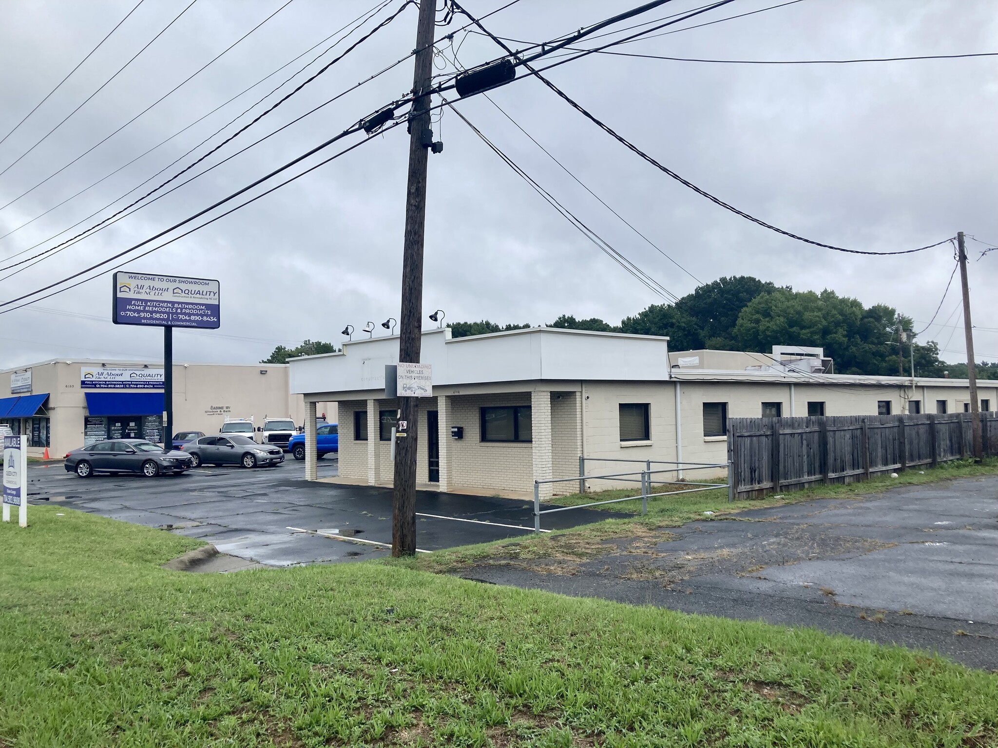 6153-6161 E Independence Assemblage Sale portfolio of 4 properties for sale on LoopNet.ca Building Photo- Image 1 of 7