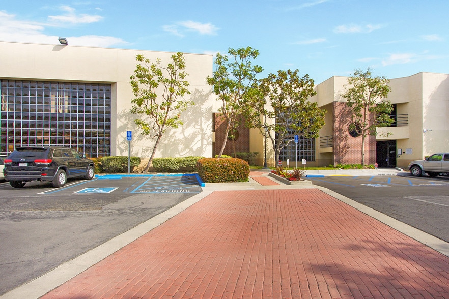 3505 Cadillac Ave, Costa Mesa, CA à louer - Photo du bâtiment - Image 3 de 7