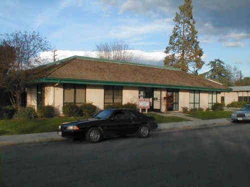 916 W Oak Ave, Visalia, CA for lease - Building Photo - Image 2 of 7