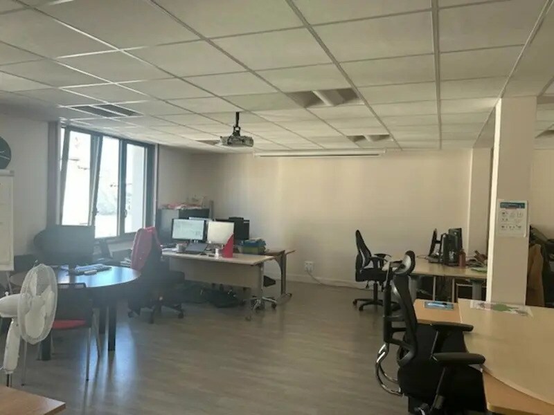 15 Place Michelet, Tours for lease Interior Photo- Image 1 of 13