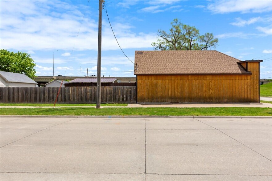 626 16th Avenue, Council Bluffs, IA à vendre - Photo du bâtiment - Image 3 de 52