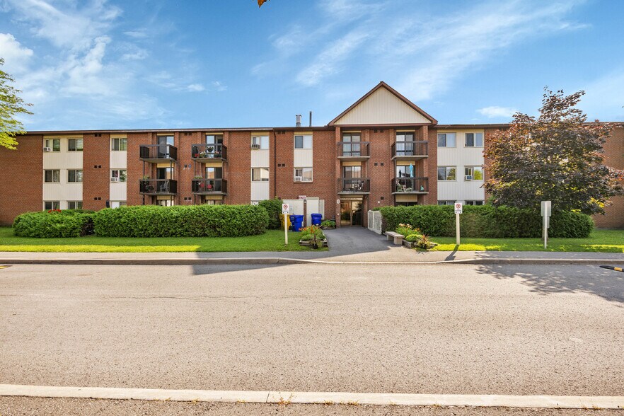 1 Robert St, Arnprior, ON à vendre - Photo du bâtiment - Image 3 de 34