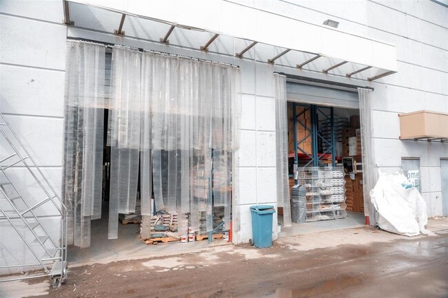 Plus de détails pour 8625 130 St, Surrey, BC - Industriel à vendre