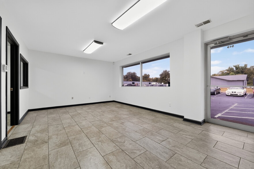 519 Industrial Dr, Carmel, IN for lease - Interior Photo - Image 3 of 9