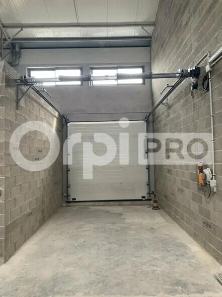 Flex in Nîmes for lease - Interior Photo - Image 2 of 11