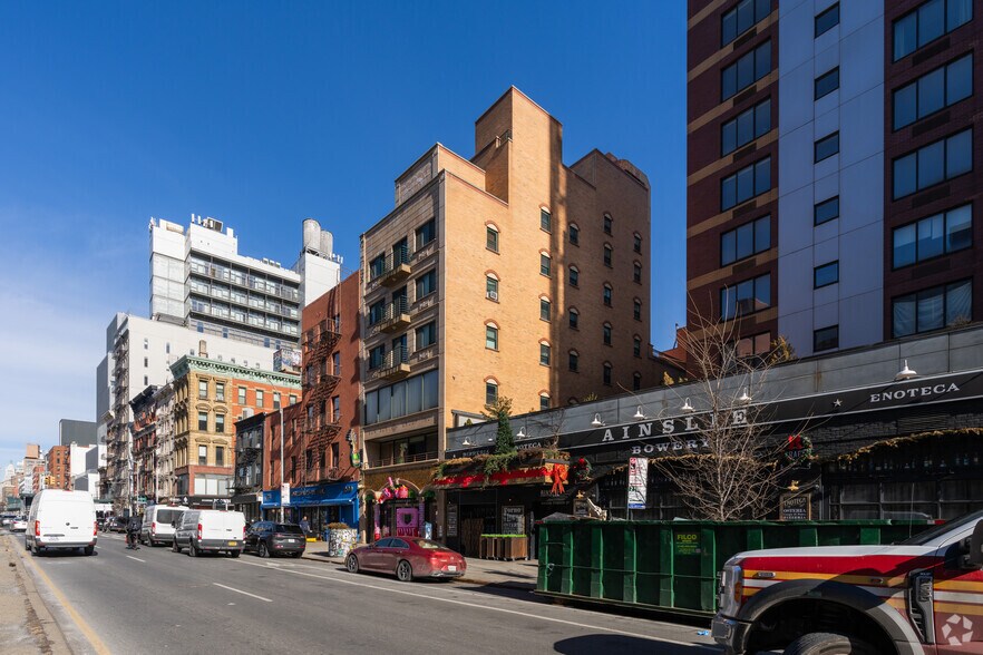 207 Bowery, New York, NY à vendre - Photo du bâtiment - Image 3 de 6