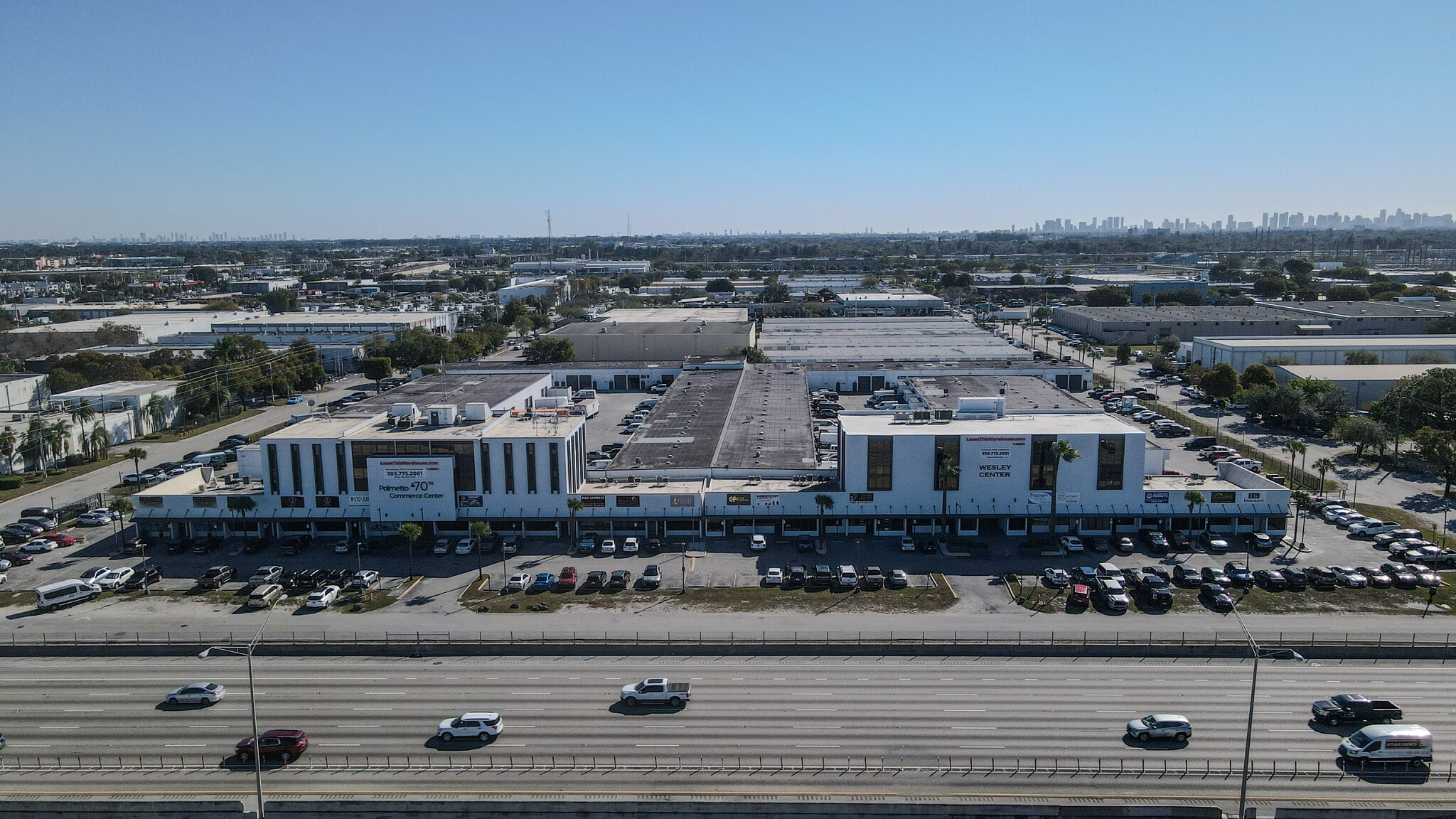 7506-7560 NW 70th St, Miami, FL à louer Photo du bâtiment- Image 1 de 18