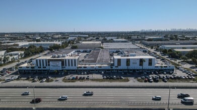 7506-7560 NW 70th St, Miami, FL à louer Photo du bâtiment- Image 1 de 18