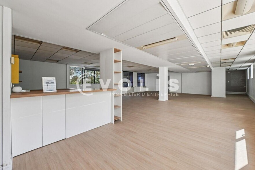 Office in Nogent-sur-Marne for lease - Interior Photo - Image 2 of 13