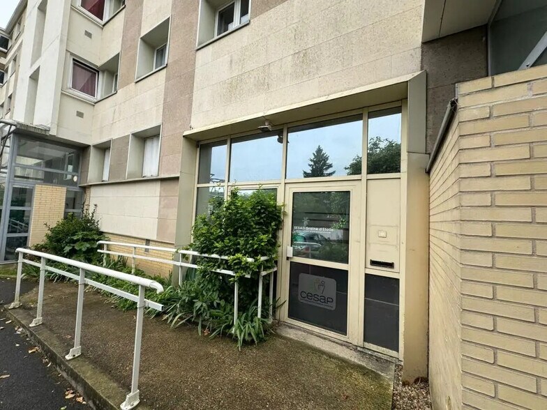 Office in Versailles for lease - Building Photo - Image 2 of 8