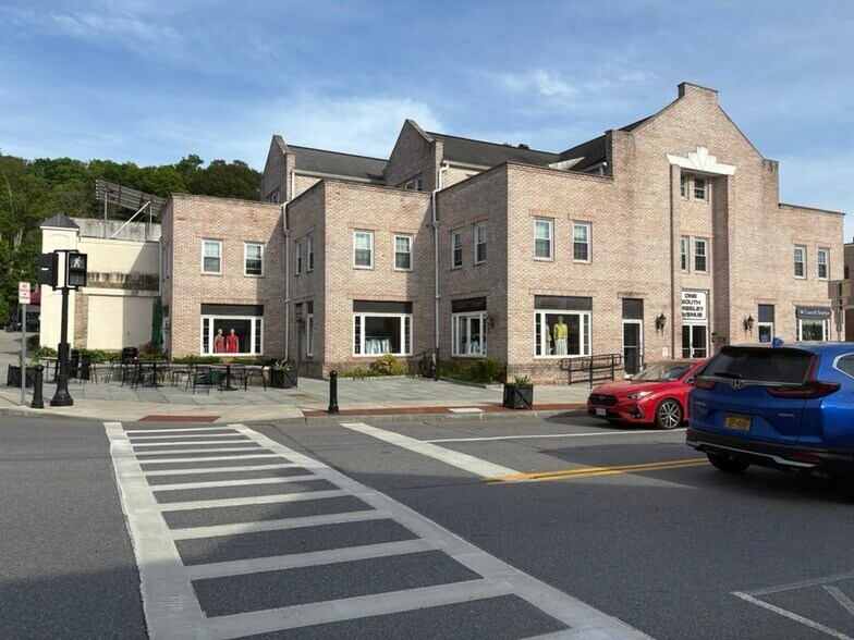 1 S Greeley Ave, Chappaqua, NY à louer - Photo du bâtiment - Image 2 de 16