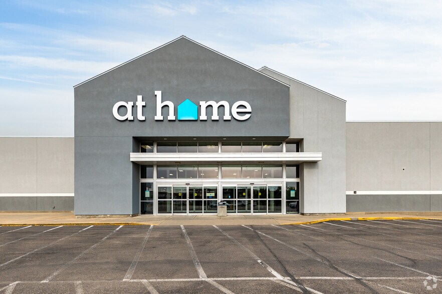 301 S Towne East Mall Dr, Wichita, KS à vendre - Photo du bâtiment - Image 2 de 13