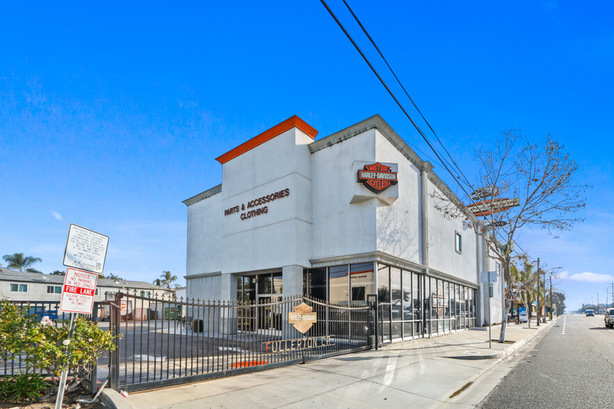 Harley-Davidson Showroom Building(s) portfolio of 3 properties for sale on LoopNet.ca - Building Photo - Image 1 of 8