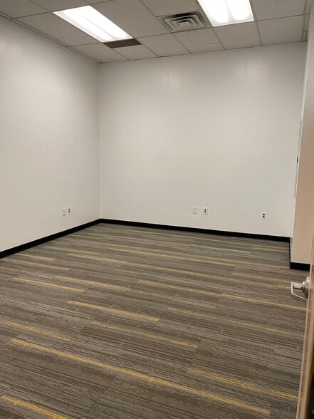 44 Executive Blvd, Elmsford, NY for lease - Building Photo - Image 3 of 9