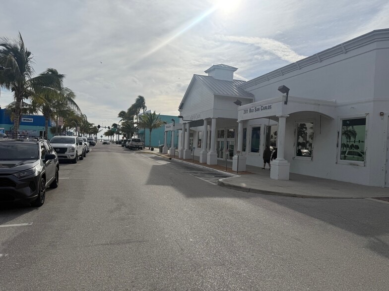 201 Old San Carlos Blvd, Fort Myers, FL à louer - Photo du bâtiment - Image 3 de 6