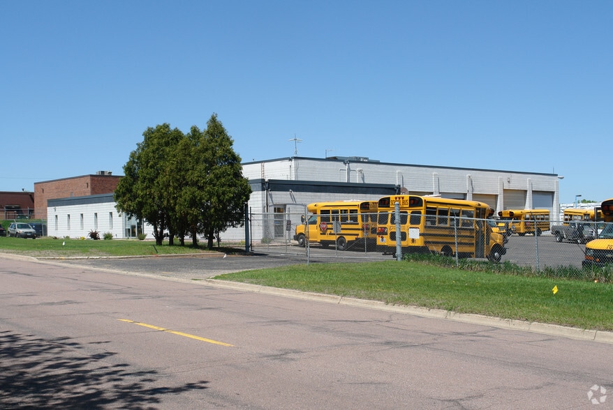 2000 W 96th St, Bloomington, MN for lease - Primary Photo - Image 1 of 6