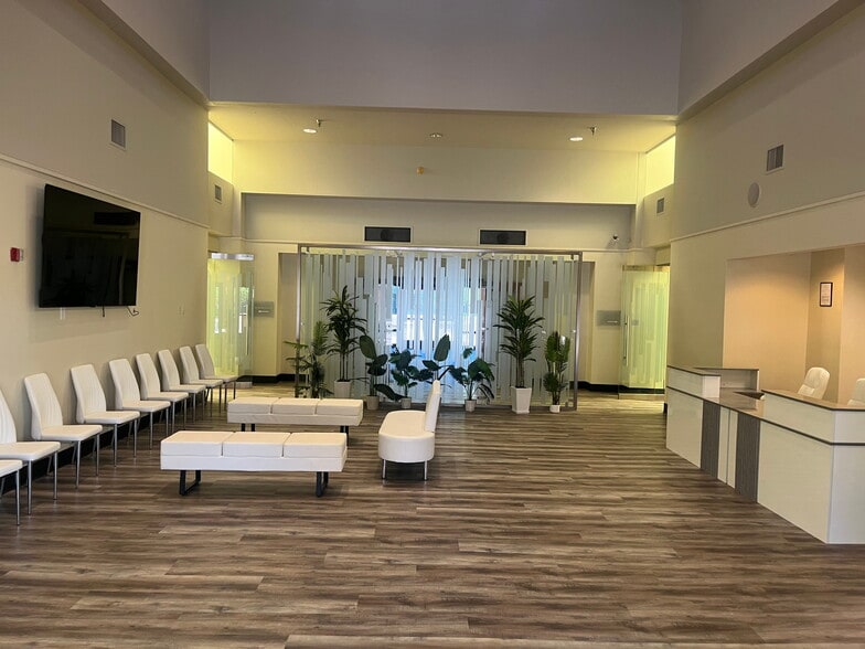 4765 S Lakeshore Dr, Tempe, AZ for sale - Building Photo - Image 2 of 6