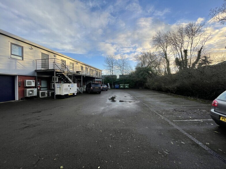 London Rd, Wheatley à vendre - Photo du bâtiment - Image 2 de 2