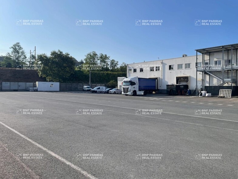 Industrial in Bassens for lease - Building Photo - Image 2 of 16