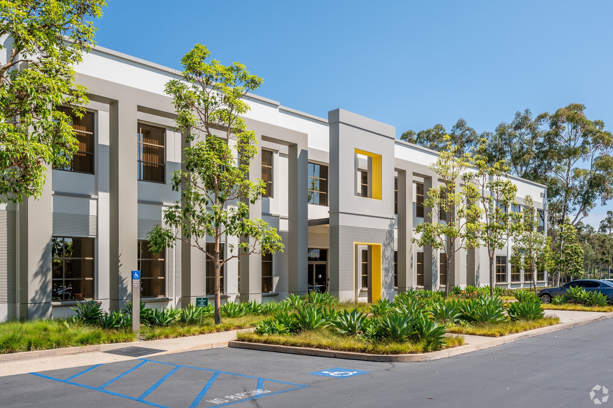 5241 California Ave, Irvine, CA à louer Photo principale- Image 1 de 13