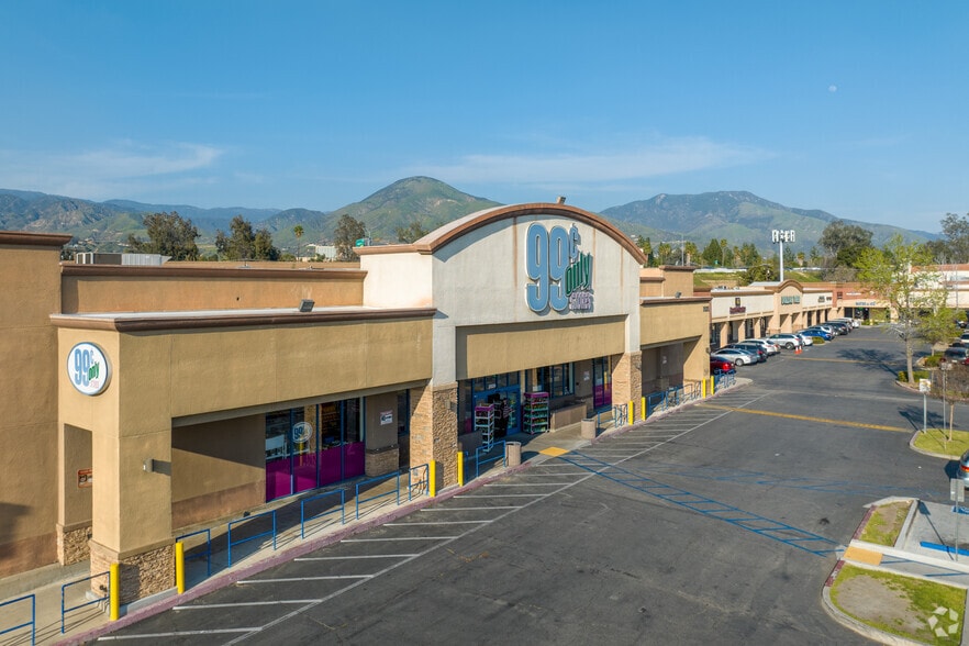 2100-2130 E Highland Ave, San Bernardino, CA for lease - Primary Photo - Image 1 of 2