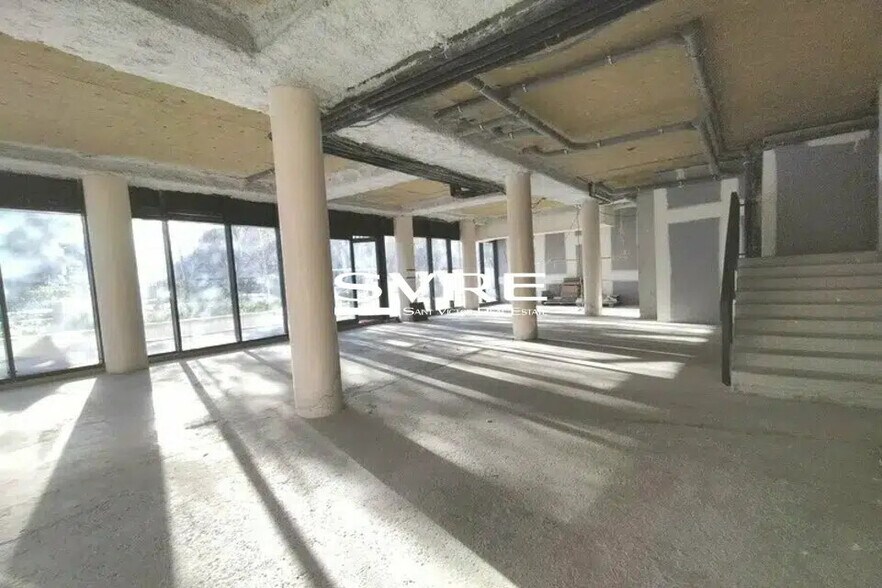 Retail in Marseille for lease - Interior Photo - Image 2 of 8