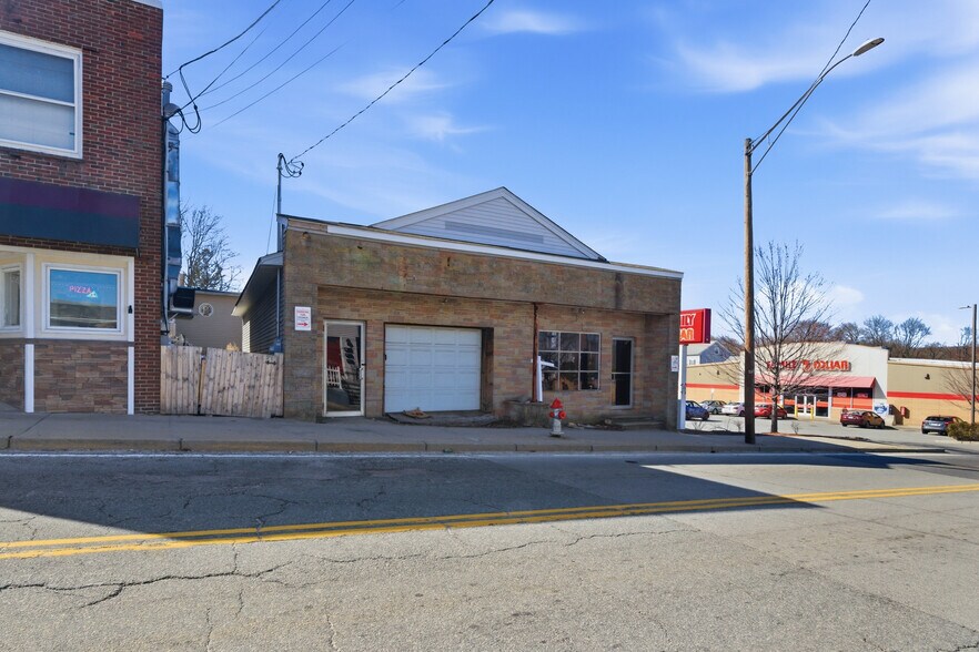 1009 Main St, West Warwick, RI à vendre - Photo du bâtiment - Image 3 de 14