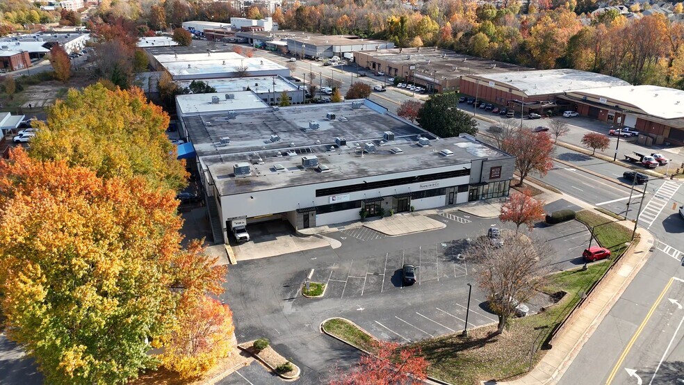 2122 Freedom Dr, Charlotte, NC à louer - Vidéo sur l’inscription commerciale - Image 2 de 3