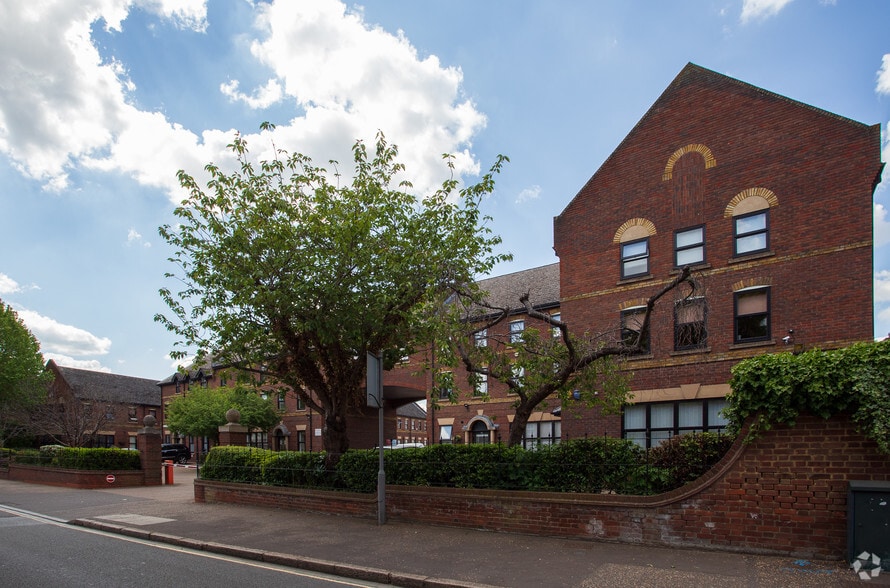 High St, Hampton for lease - Primary Photo - Image 1 of 6