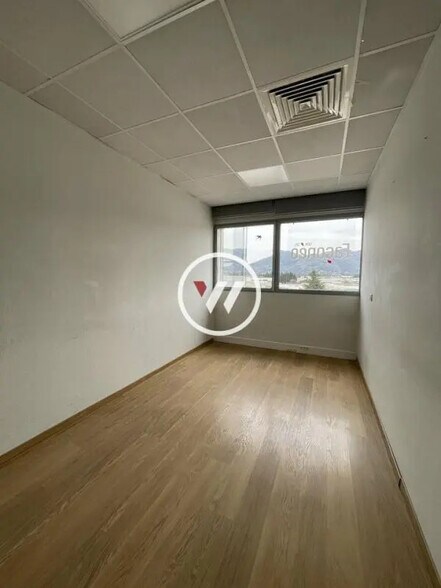 Office in Aubagne for lease - Interior Photo - Image 1 of 9