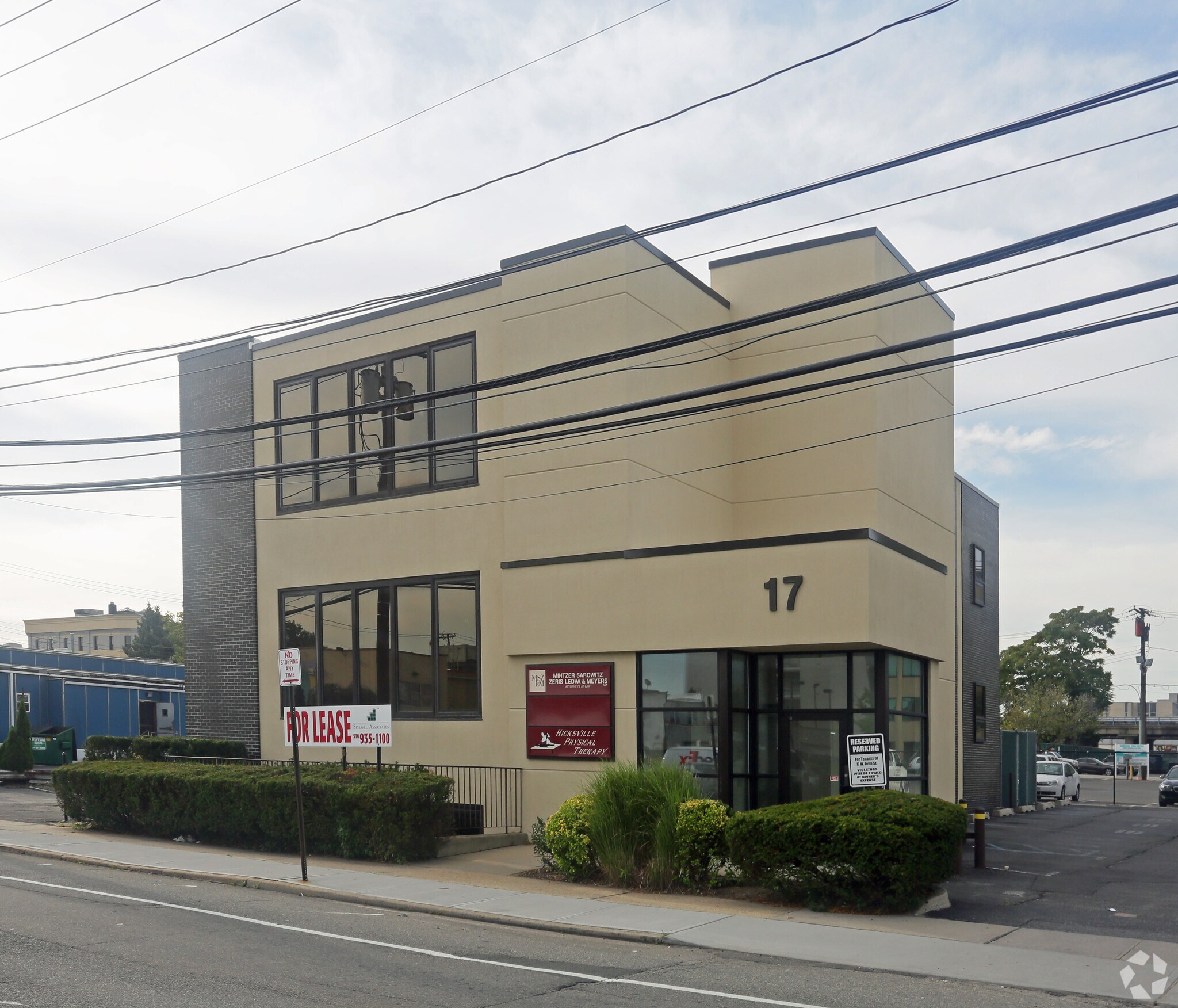 17 W John St, Hicksville, NY à louer Photo principale- Image 1 de 4