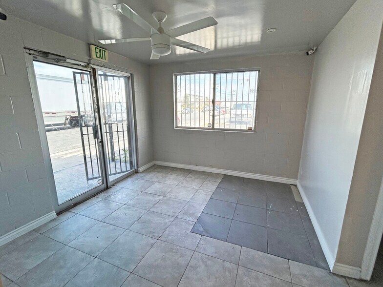 7646 Densmore Ave, Van Nuys, CA à louer - Photo du bâtiment - Image 2 de 3