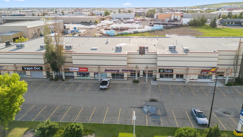 12004-12040 149 St NW, Edmonton, AB à louer - Photo du bâtiment - Image 3 de 12