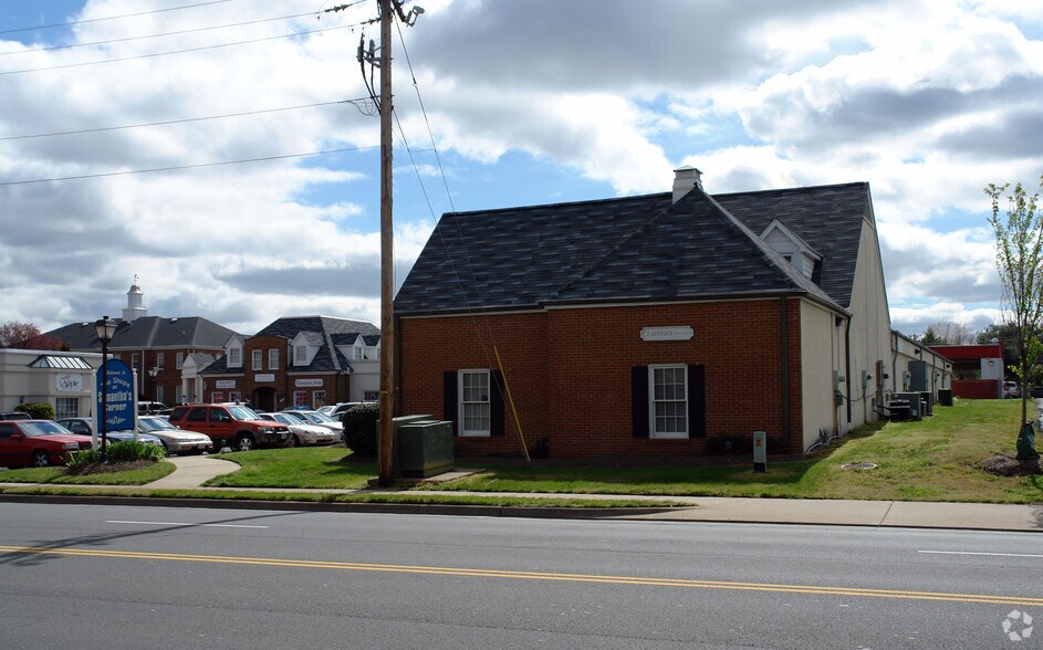 8755-8785 Mathis Ave, Manassas, VA à louer - Photo du bâtiment - Image 2 de 8