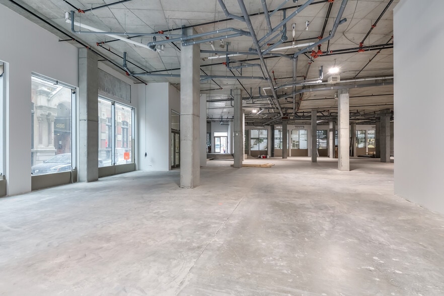 250 Rue Notre-Dame O, Montréal, QC for lease - Interior Photo - Image 3 of 33