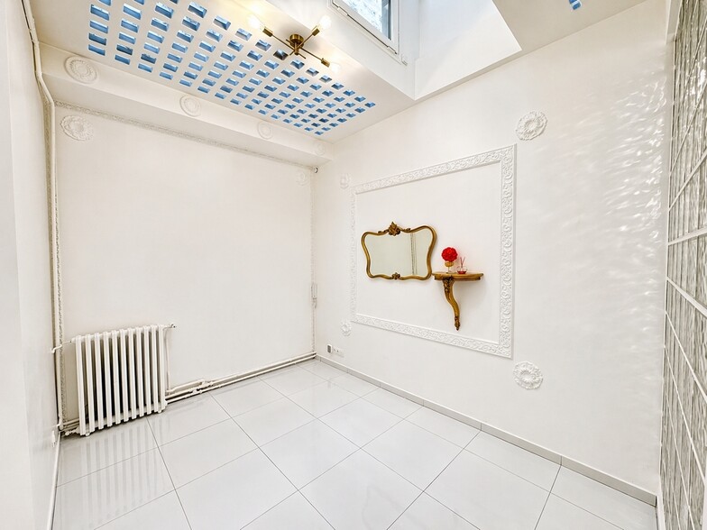 Office in Paris for lease - Building Photo - Image 3 of 10