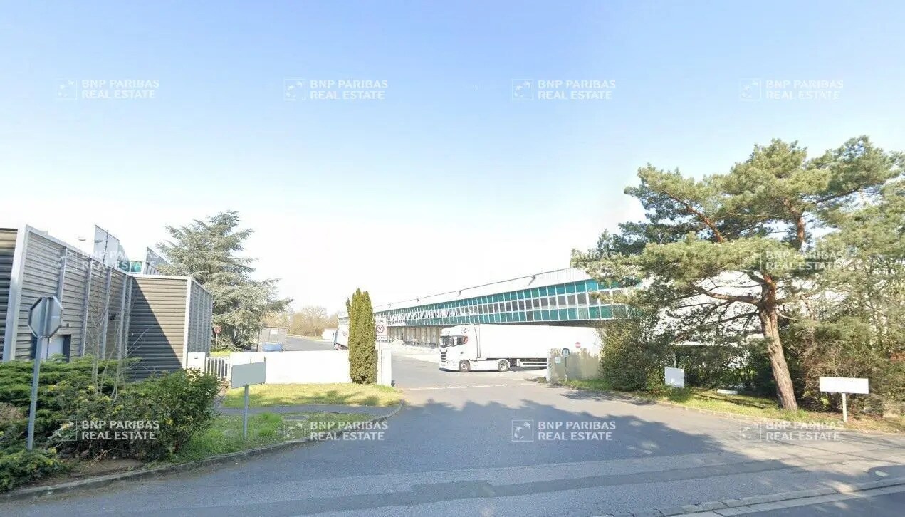 Industrial in Saint-Witz for lease Building Photo- Image 1 of 2