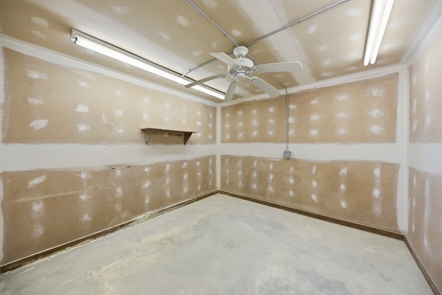 1140 Finfeather Rd, Bryan, TX for lease - Building Photo - Image 2 of 23