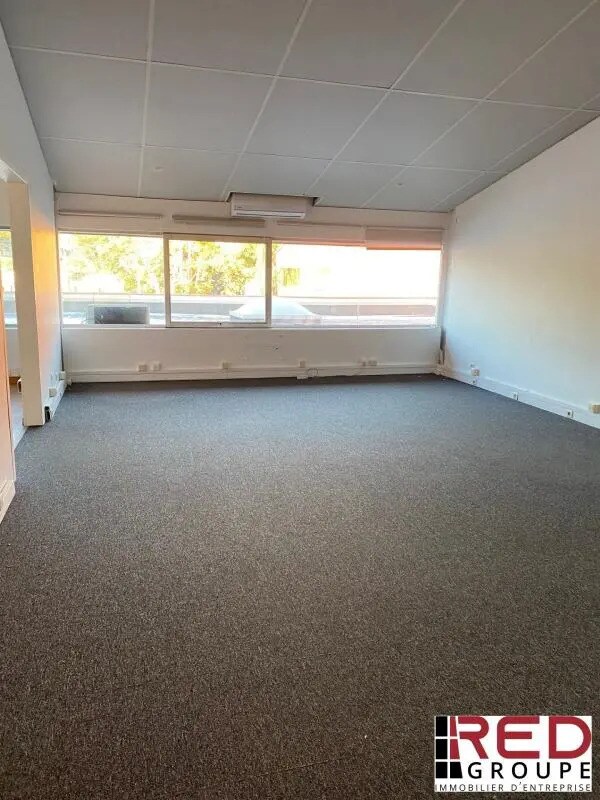 Flex in Aubagne for lease Interior Photo- Image 1 of 7