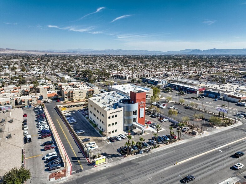 2870 S Maryland Pky, Las Vegas, NV à louer - Photo du bâtiment - Image 2 de 5