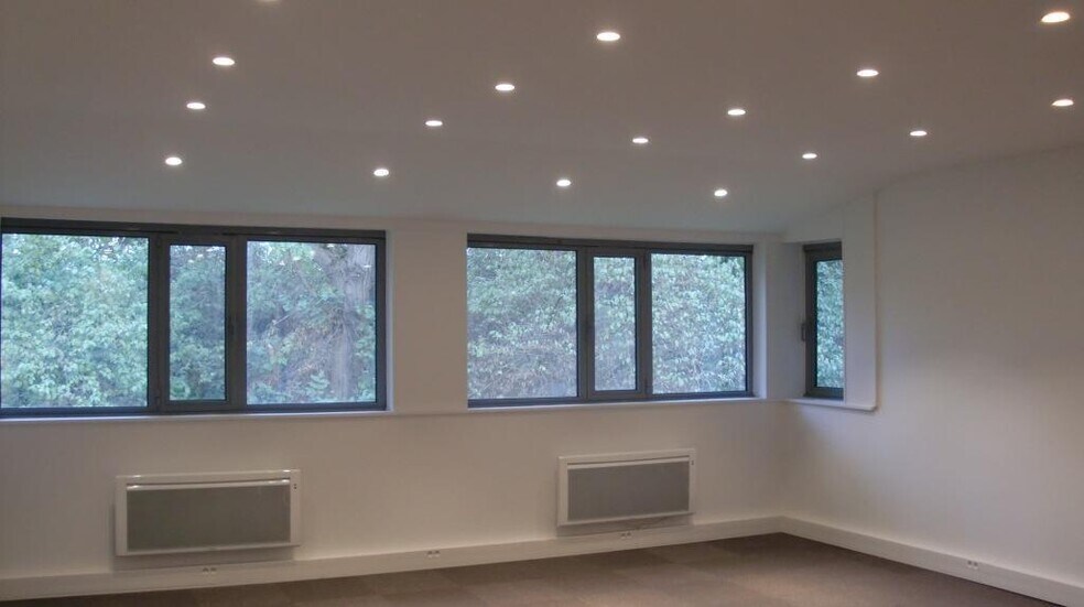 Office in Champs-sur-Marne for lease - Interior Photo - Image 3 of 7