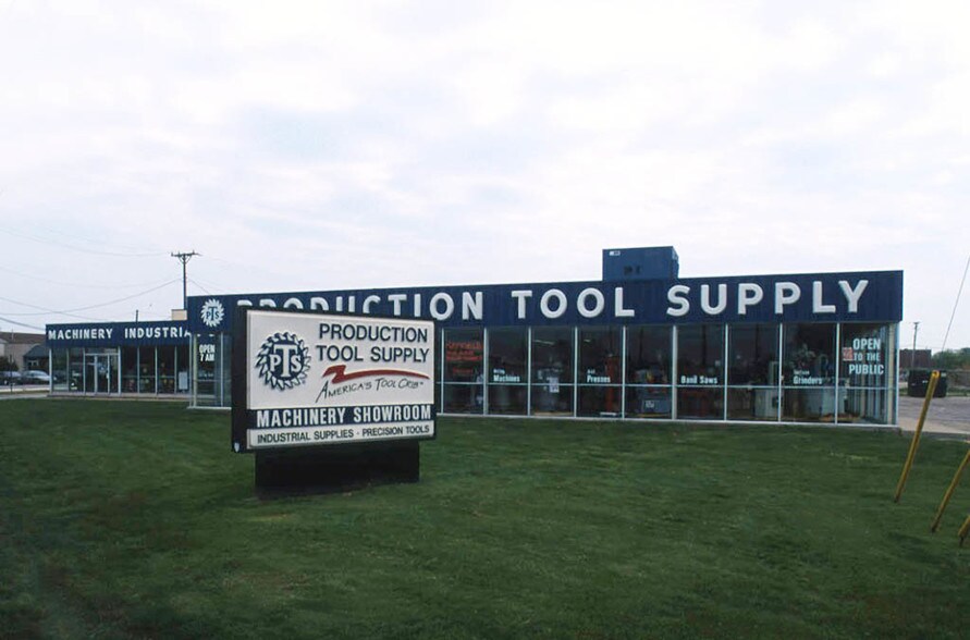 29710 Groesbeck Hwy, Roseville, MI à louer - Photo du bâtiment - Image 3 de 5