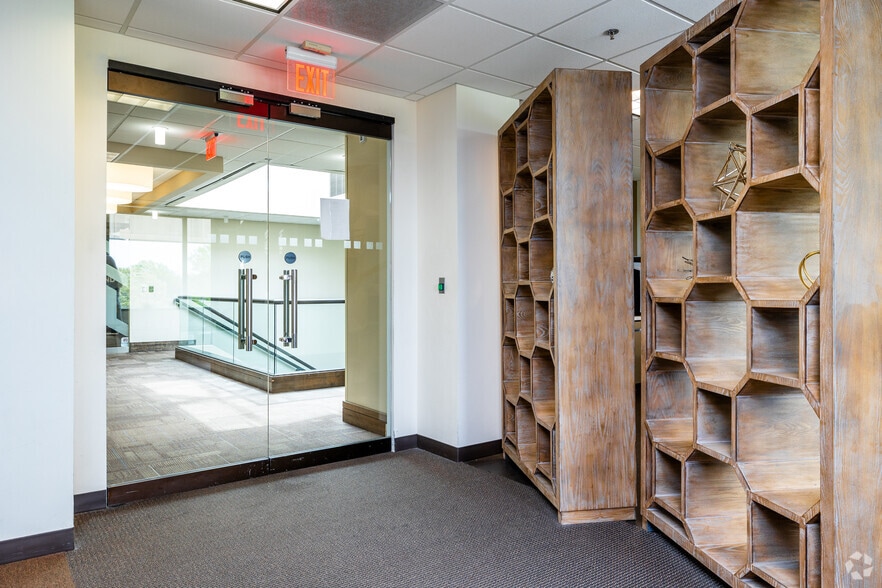 800 E 101st Ter, Kansas City, MO for lease - Building Photo - Image 1 of 29