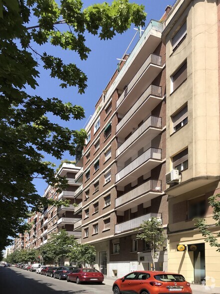 Calle María de Guzmán, 61, Madrid, Madrid for sale - Building Photo - Image 2 of 2